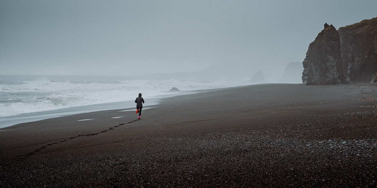 Course sur plage sable noir
