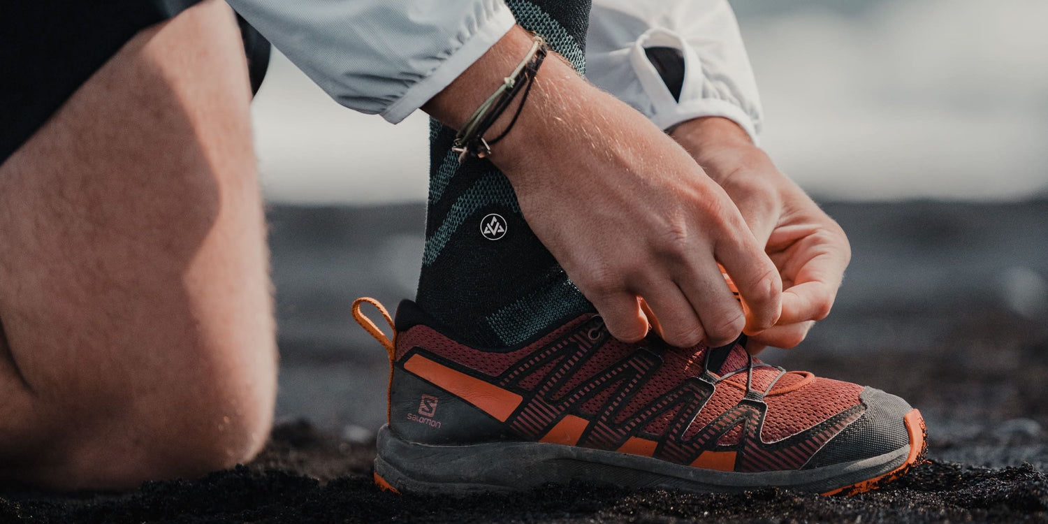 Refaire ses lacets chaussures running sur la plage