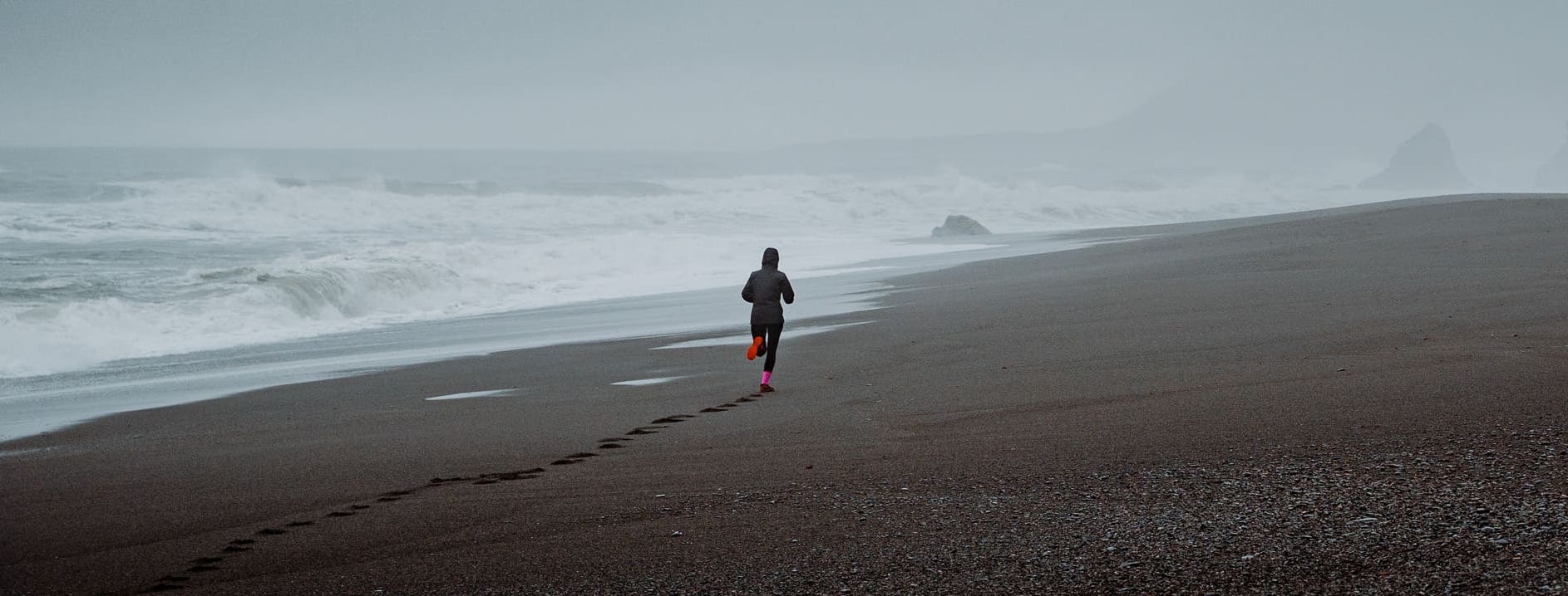 Course running plage déserte