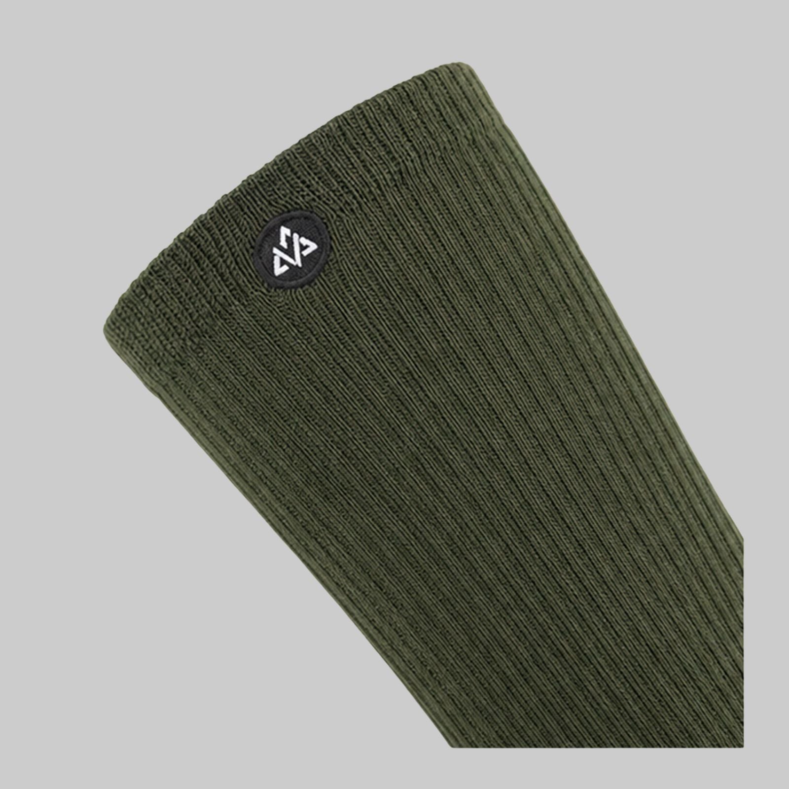 Détail du logo Verjari sur les chaussettes Trail Dry vert kaki conçues pour la randonnée, le trekking et les activités de plein air.