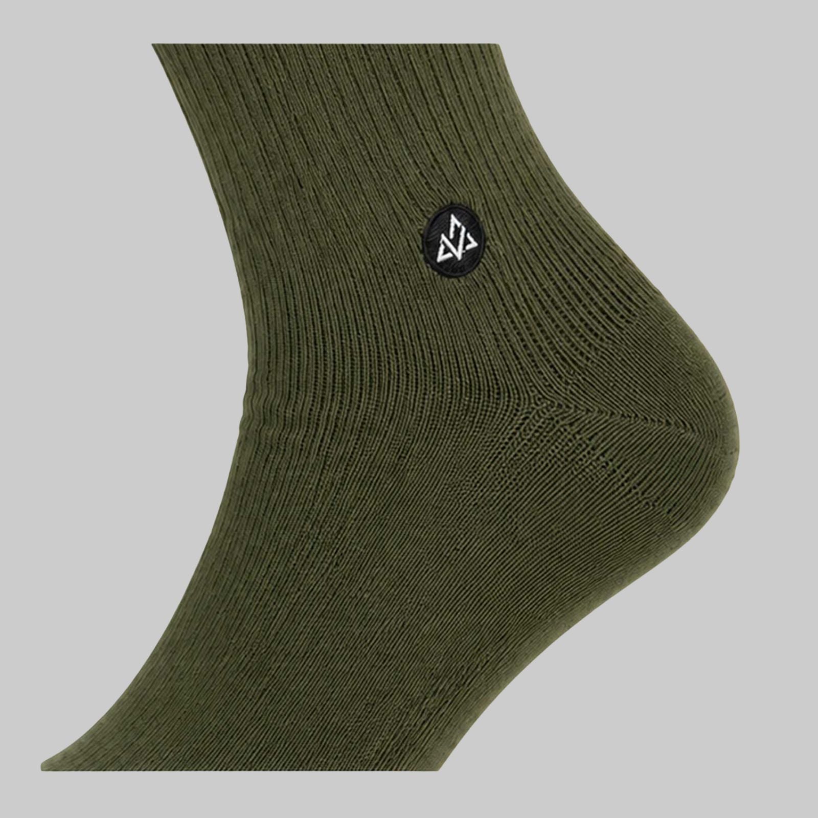 Détail du logo Verjari sur les chaussettes Trail Dry vert kaki destinées à la randonnée, au trek et aux aventures outdoor.