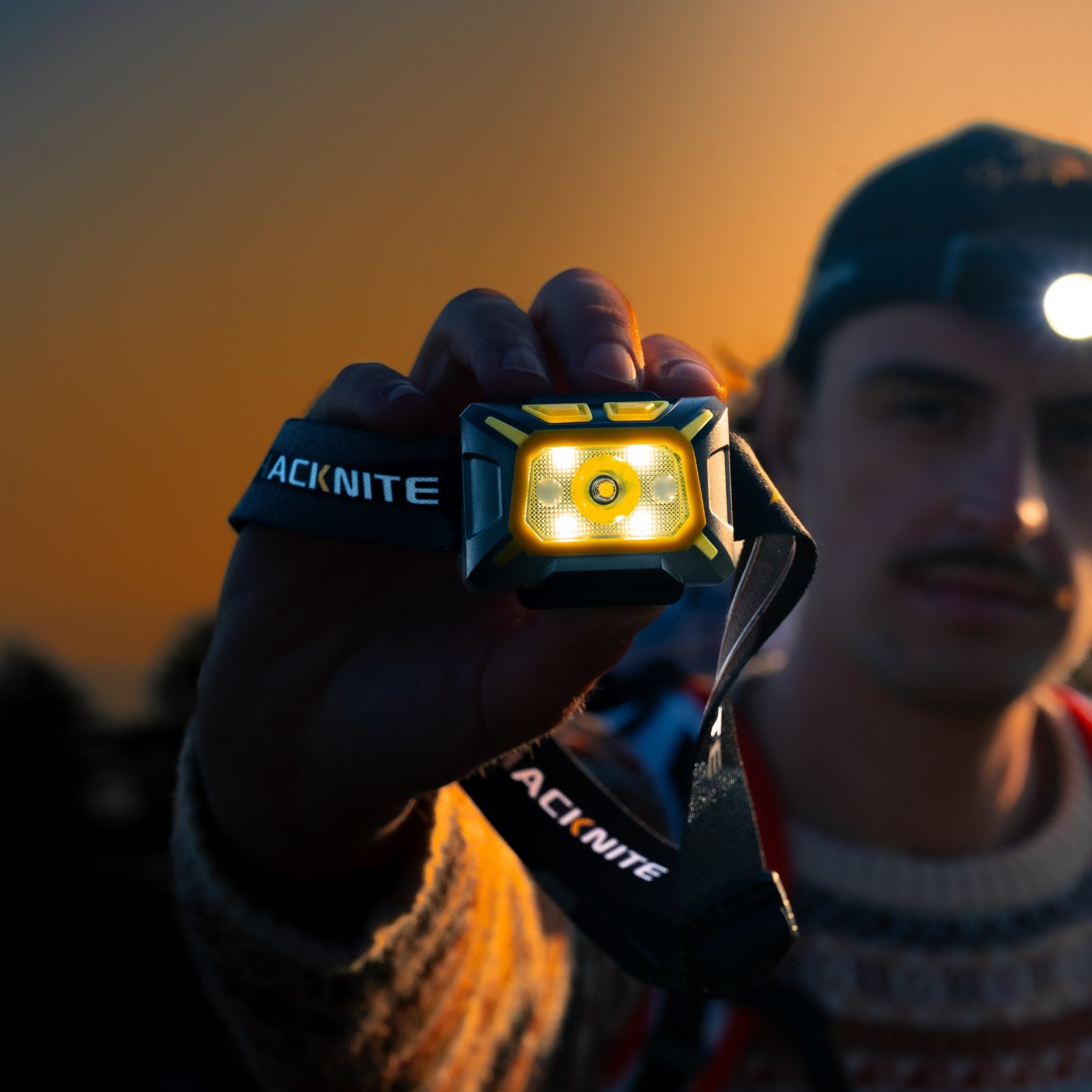 Pack Outdoor : Chaussettes Imperméables TRAIL-DRY Noires + Frontale Hacknite Luciola 350H